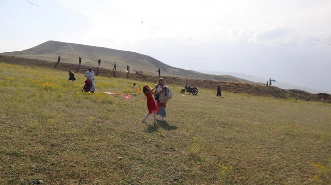 Kars'ta çocuklar uçurtma şenliğiyle eğlendi