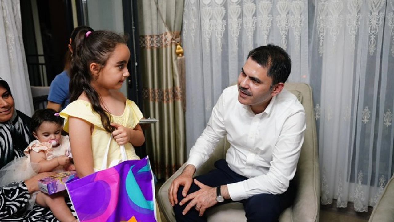 Bakan Kurum Depremzede Ailenin Misafiri Oldu