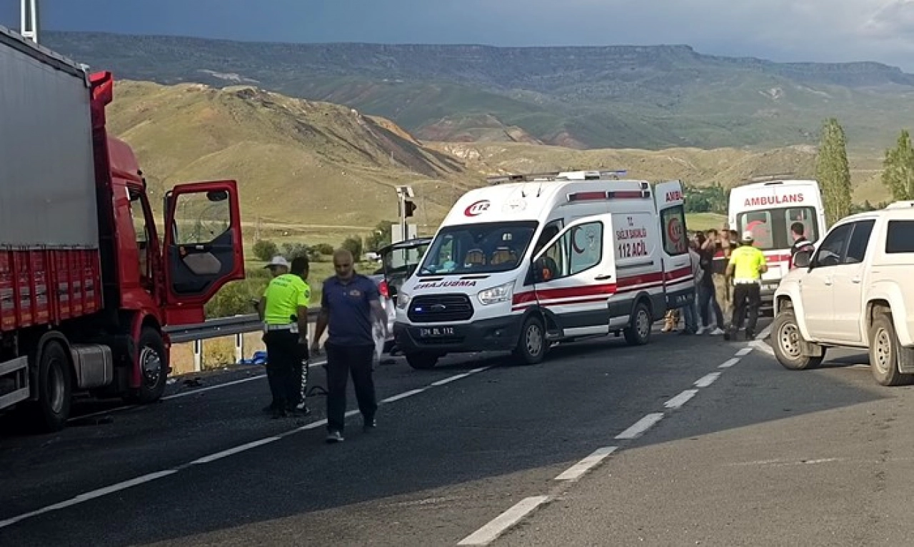 Kars'ta tır ile otomobilin çarpışması sonucu 1 kişi öldü