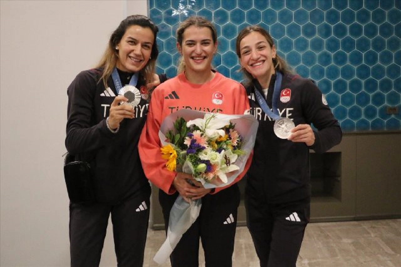 Milli sporcular, yurda döndü