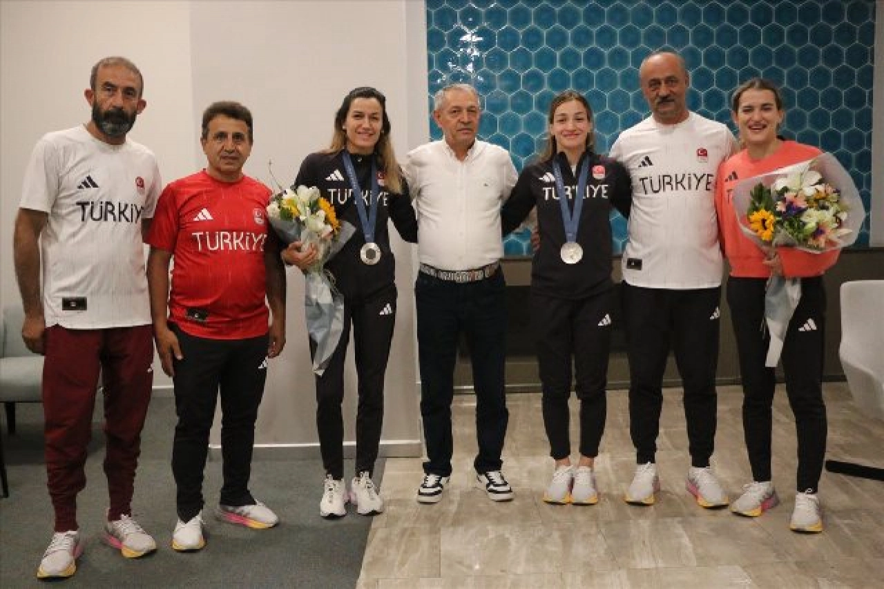 Milli sporcular, yurda döndü