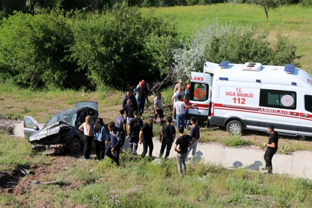 Malatya'da şarampole devrilen otomobildeki 2 kişi yaralandı