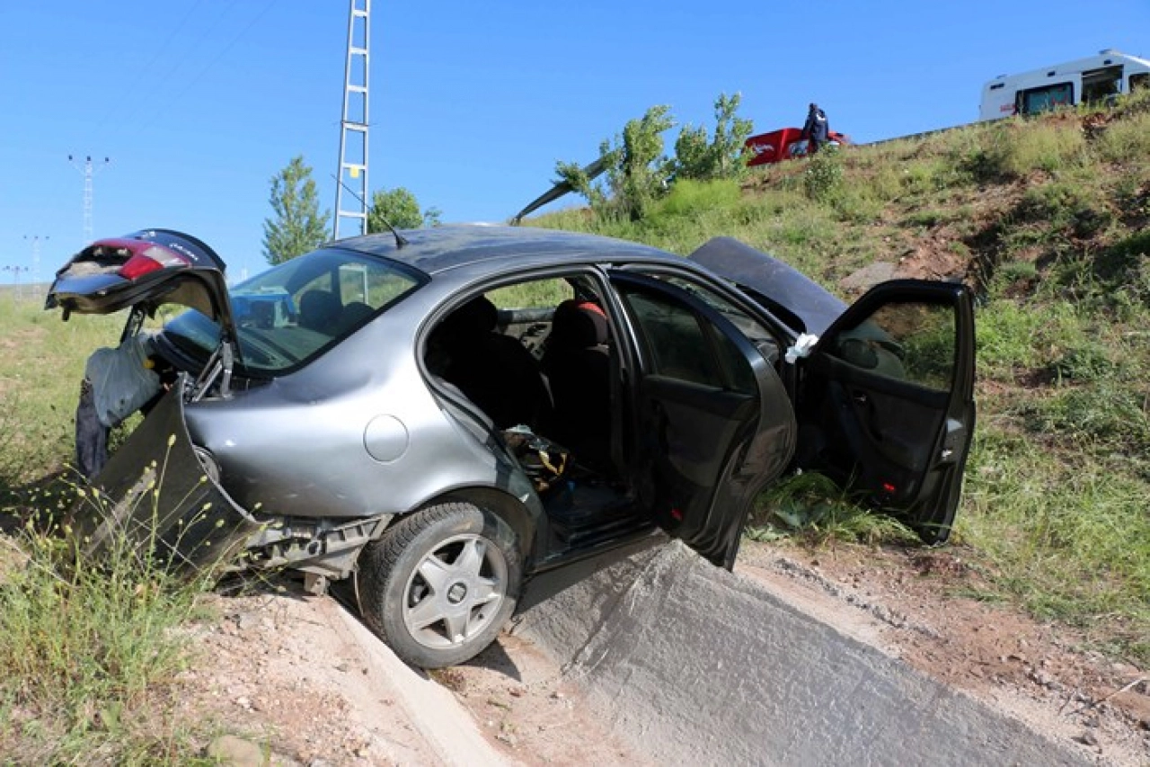 Malatya'da şarampole devrilen otomobildeki 2 kişi yaralandı