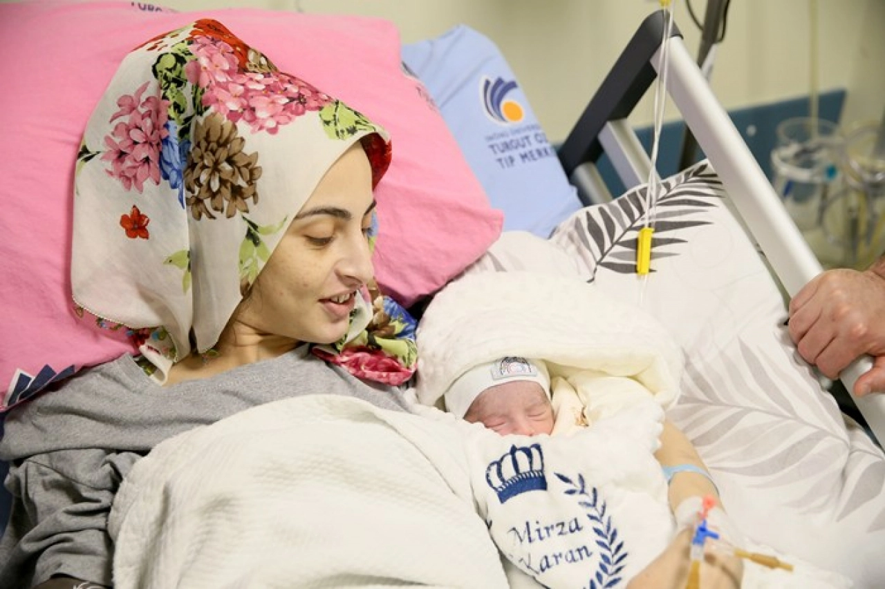 Hamileyken karaciğer nakli yapıldı