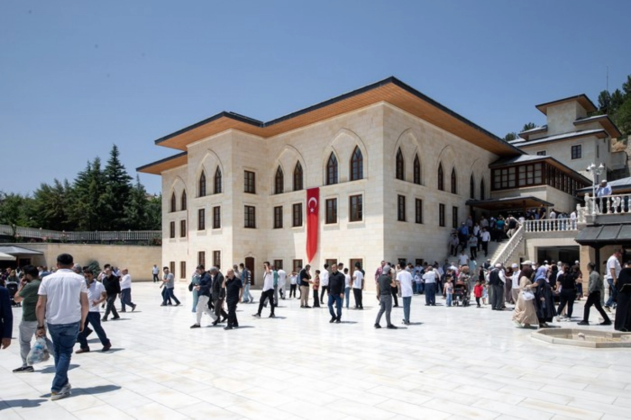 Somuncu Baba Külliyesi inanç turizmi için misafirlerini ağırlıyor