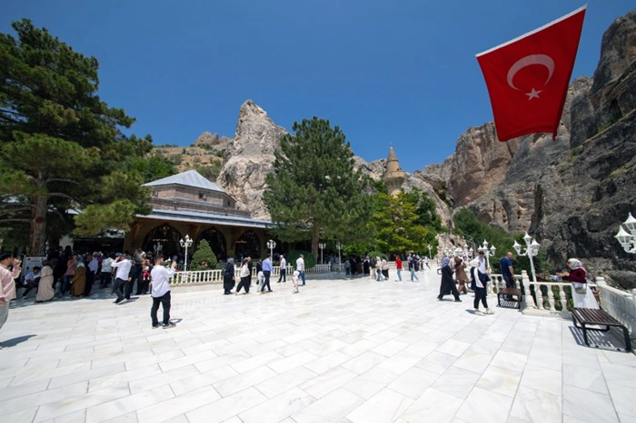Somuncu Baba Külliyesi inanç turizmi için misafirlerini ağırlıyor