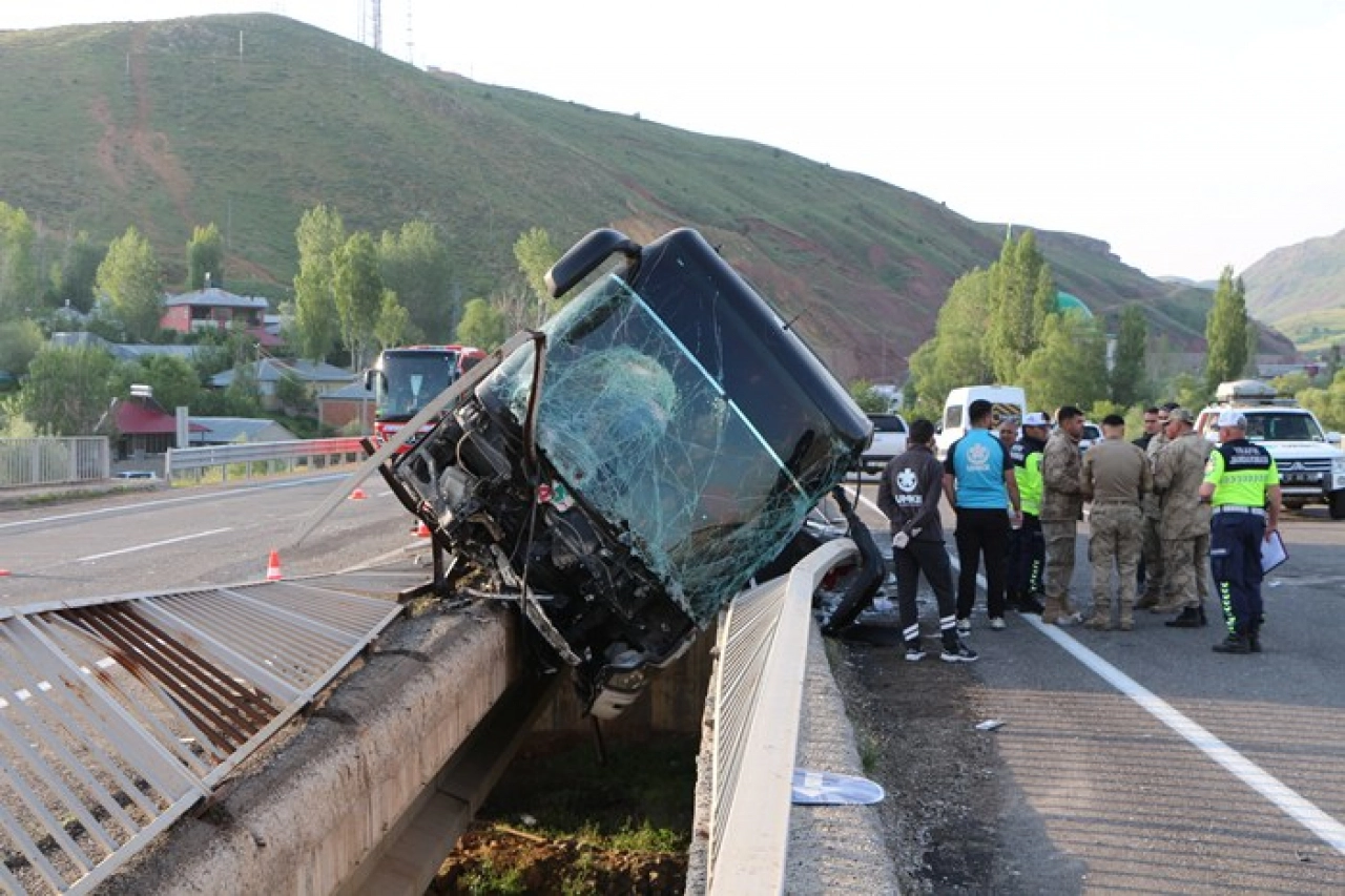 Bingöl'de devrilen yolcu otobüsündeki 3 kişi ağır yaralandı