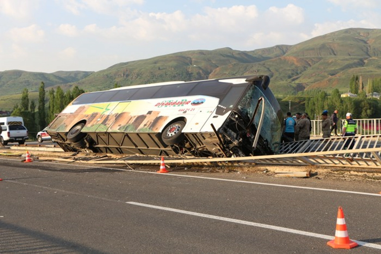 Bingöl'de devrilen yolcu otobüsündeki 3 kişi ağır yaralandı