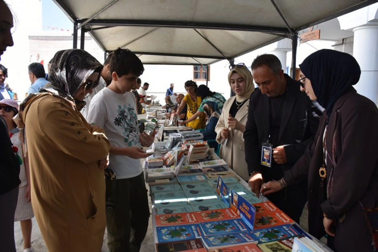 Van'da düzenlenen '2. Çocuk Edebiyatı Fuarı' başladı