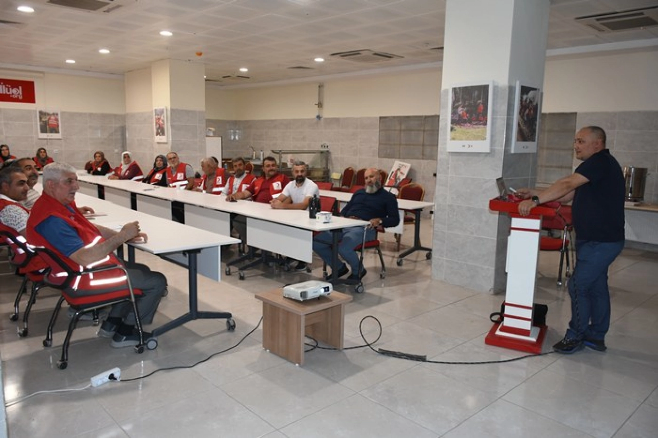 Türk Kızılay Malatya'da depremzede çiftçilere çilek bahçesi kuracak