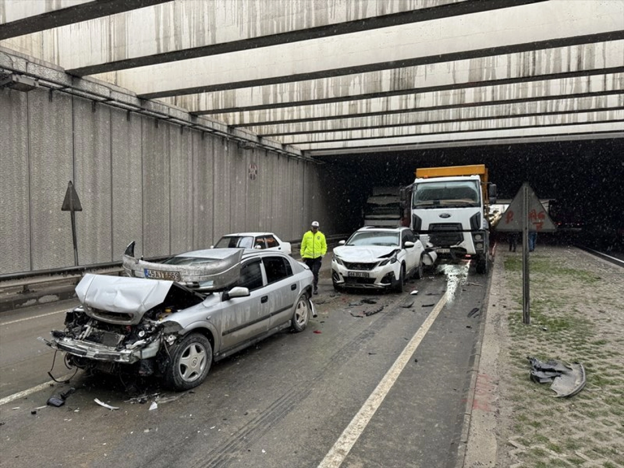 7 araç birbirine girdi: 6 yaralı