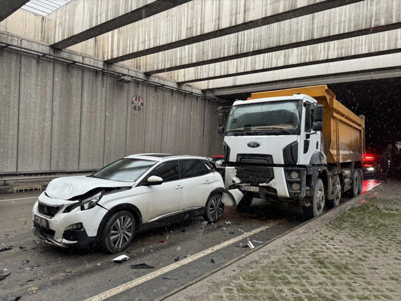 7 araç birbirine girdi: 6 yaralı