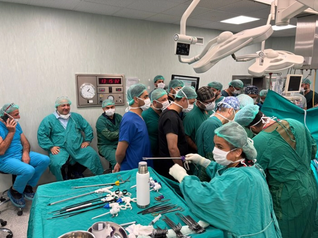 Böbrek üstü bezi tümörü canlı yayınlanan ameliyatla alındı