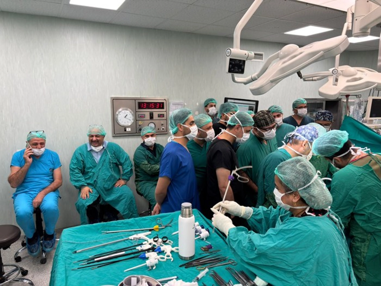 Böbrek üstü bezi tümörü canlı yayınlanan ameliyatla alındı