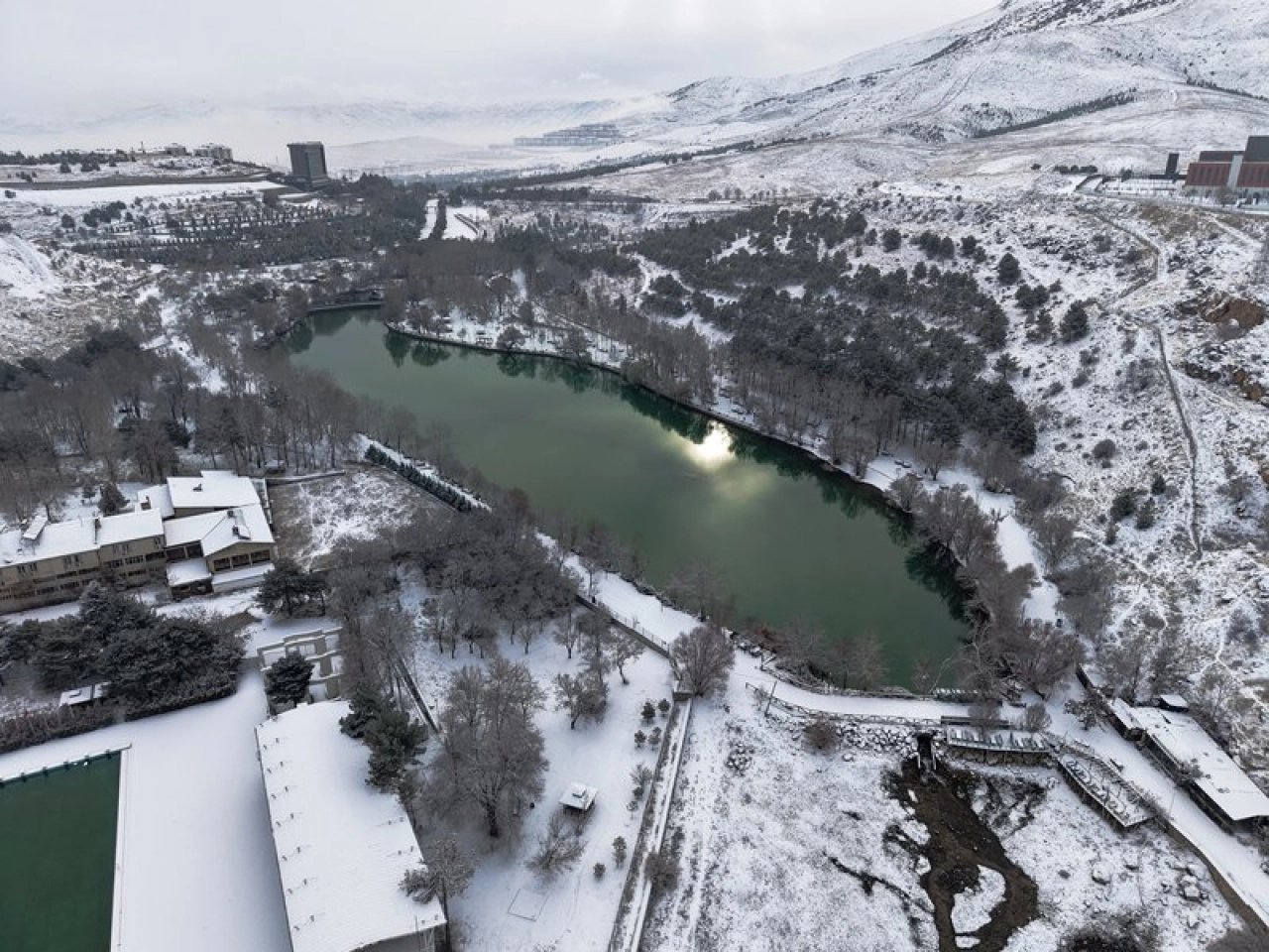 Turgut Özal Tabiat Parkı kar yağışıyla beyaza büründü