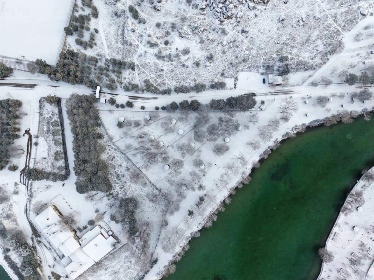 Turgut Özal Tabiat Parkı kar yağışıyla beyaza büründü