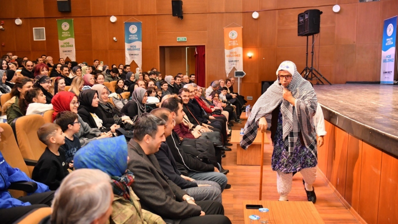 'Havlucu Memed Anlatıyor' tiyatro gösterisi yoğun ilgi gördü