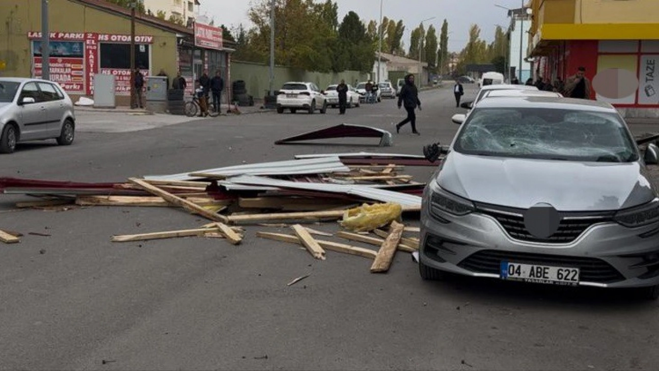 Ağrı'da şiddetli rüzgar çatıları uçurdu