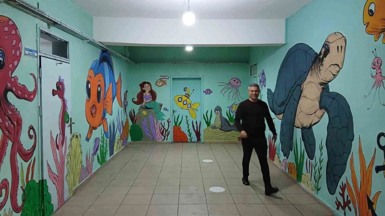 Besni'de öğretmenler okulu sanat galerisine dönüştürdü