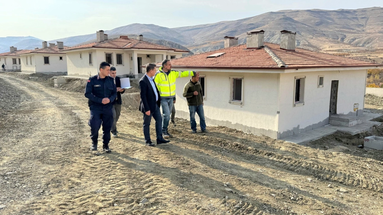 Kaymakam Gülyer, Kırsal Konut Çalışmalarını Yerinde İnceledi