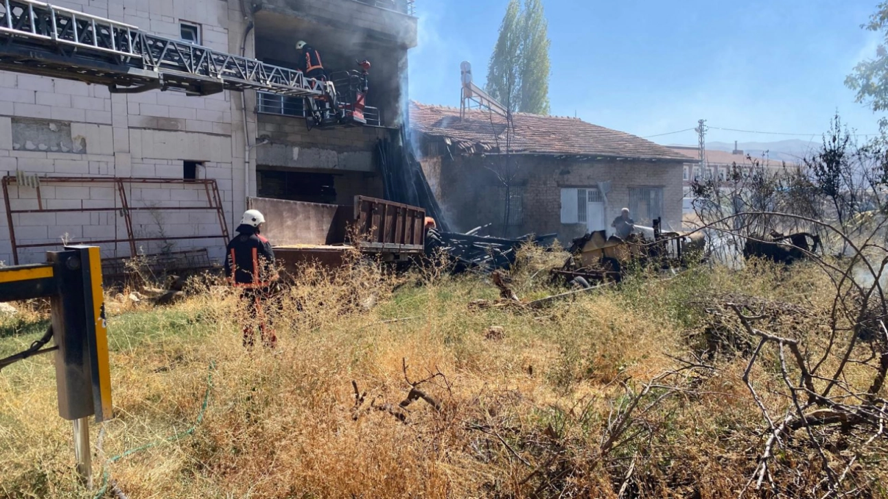 Hanımın Çiftliği Mahallesi'nde Ev Yangını