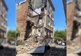 Fatih'te metruk bina depremde kısmen çöktü