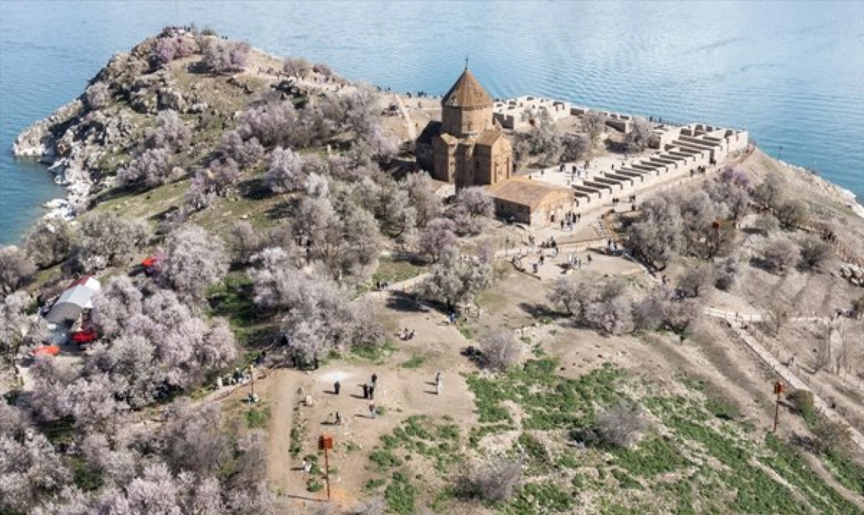 Van'da turizmin gözdesi Akdamar Adası