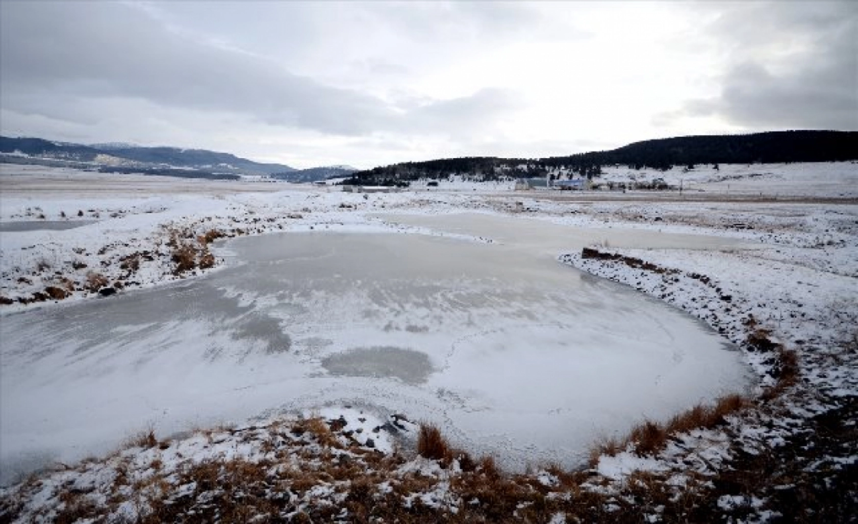 Doğu Anadolu'da göletler dondu, ev, iş yeri ve araçların camları buz tuttu