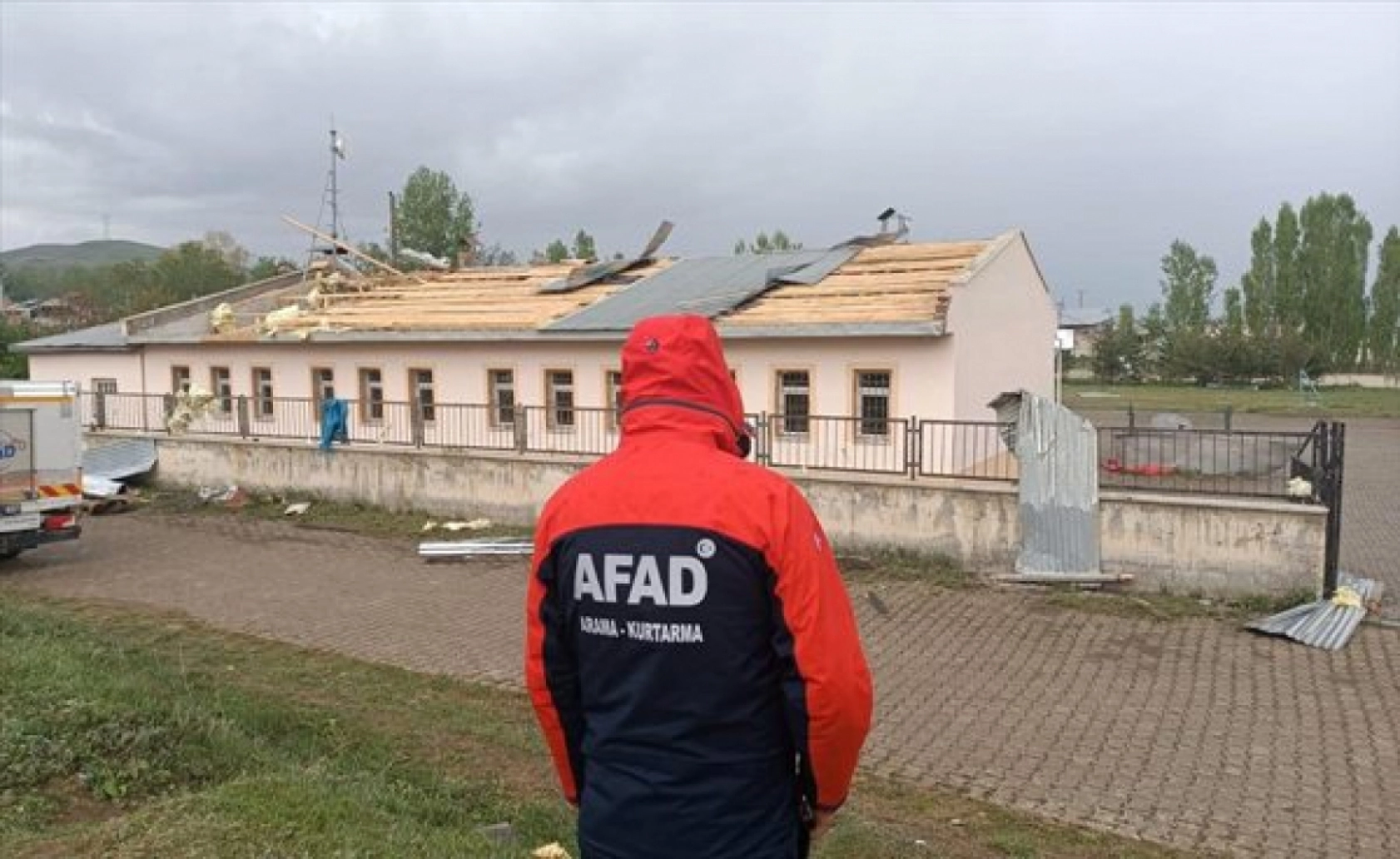 Erzurum'da hortum çatıları uçurdu