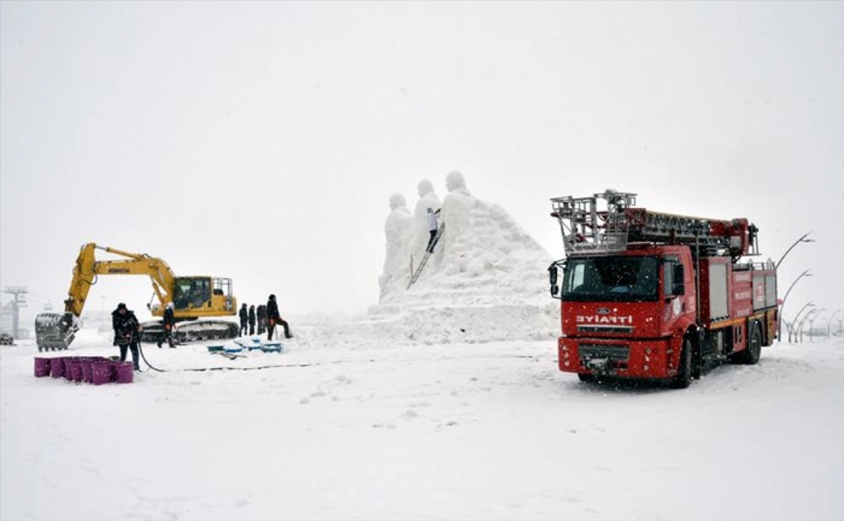Sarıkamış şehitlerinin kardan heykelleri tamamlandı