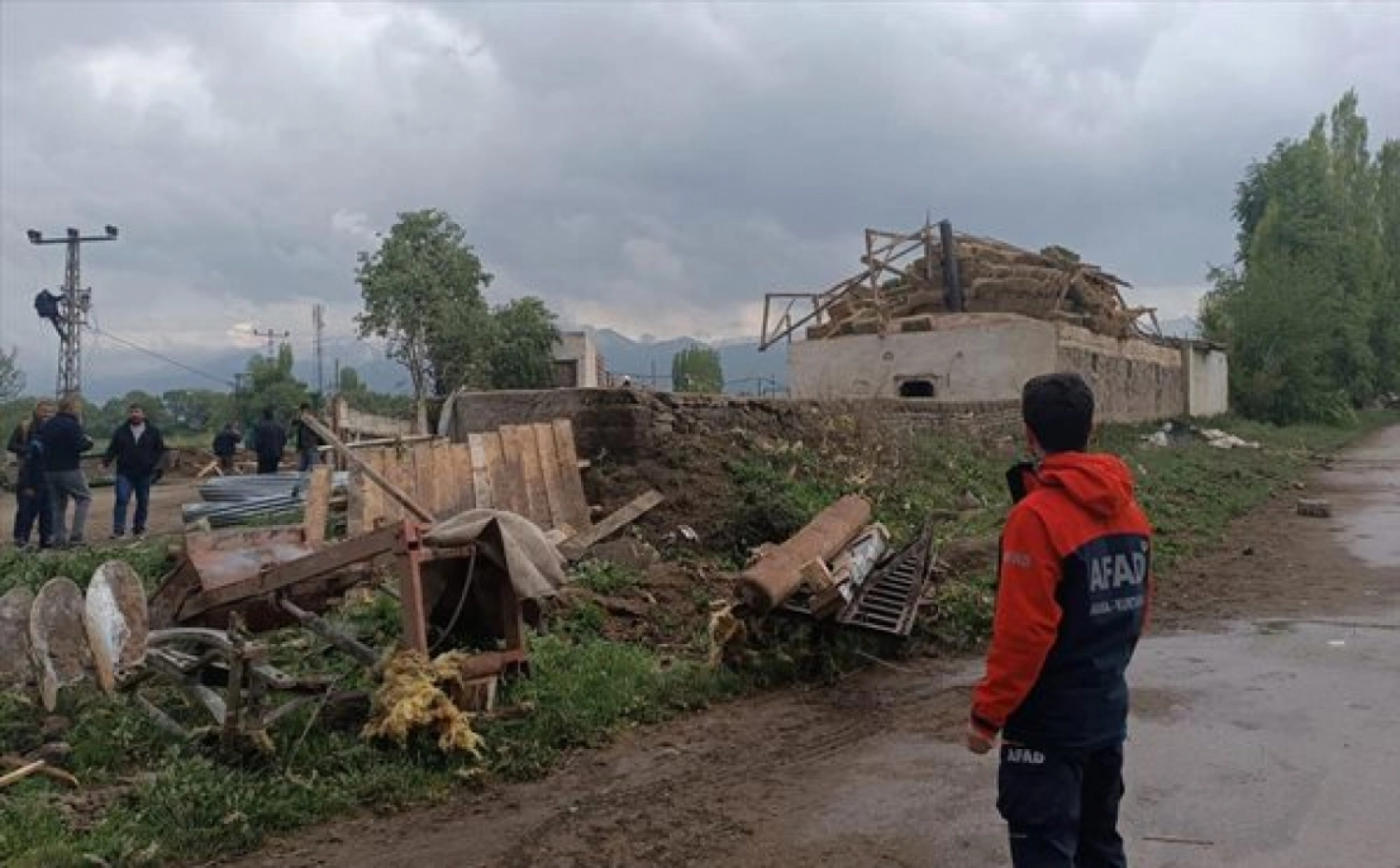 Erzurum'da hortum çatıları uçurdu