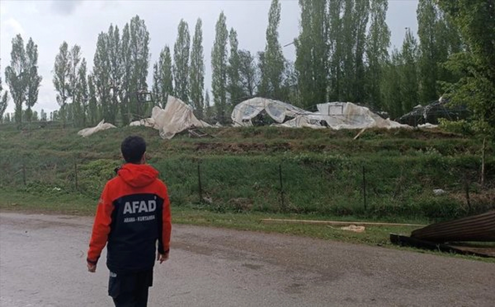 Erzurum'da hortum çatıları uçurdu