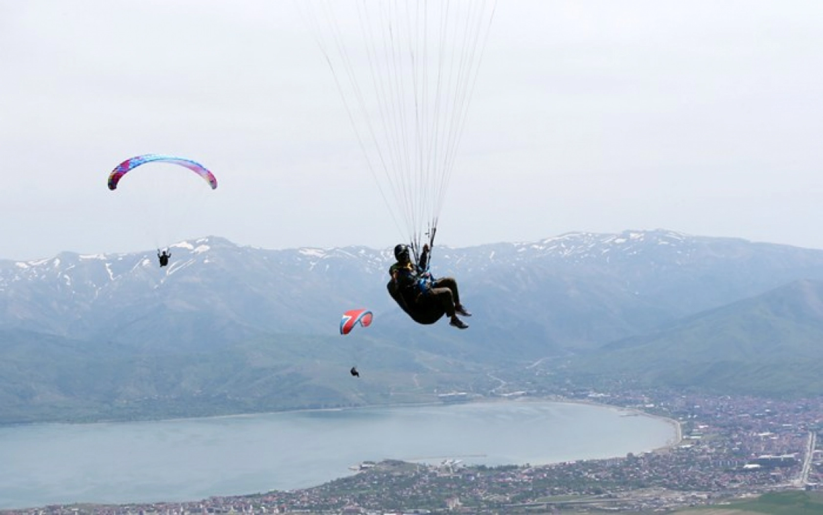 Bitlis'teki Nemrut Dağı, yamaç paraşütü tutkunlarının gözdesi oldu
