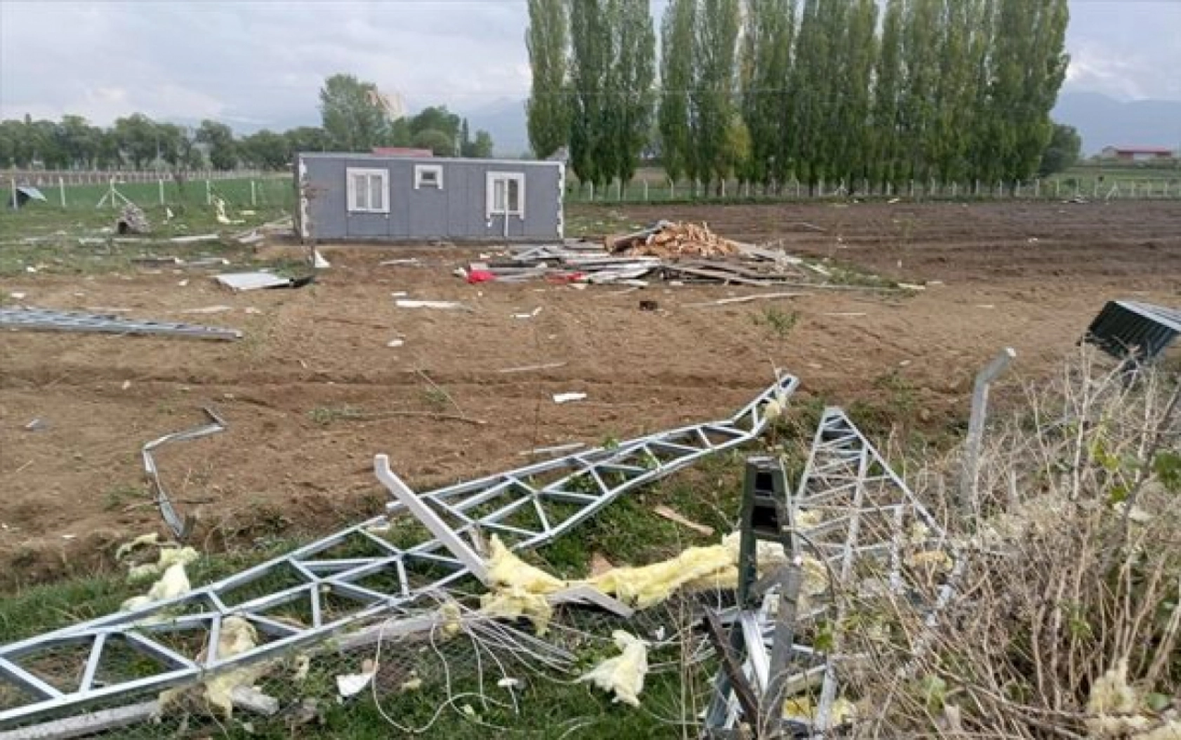 Erzurum'da hortum çatıları uçurdu