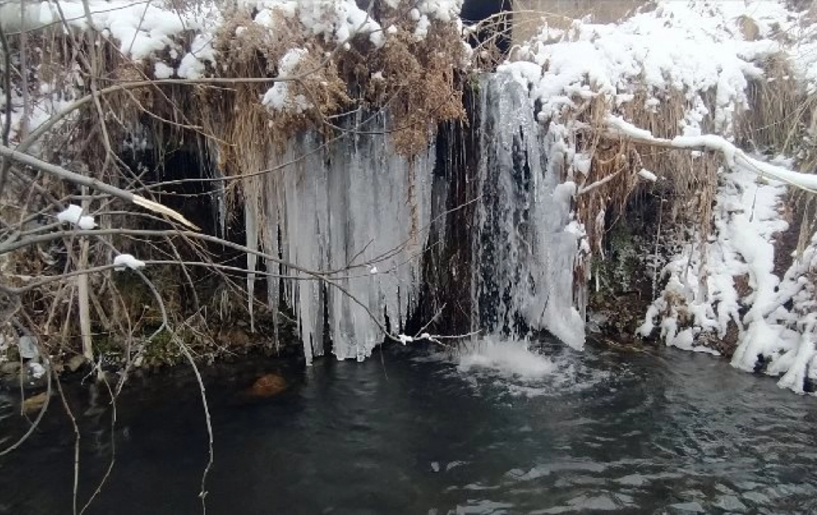 Doğu Anadolu'da göletler dondu, ev, iş yeri ve araçların camları buz tuttu