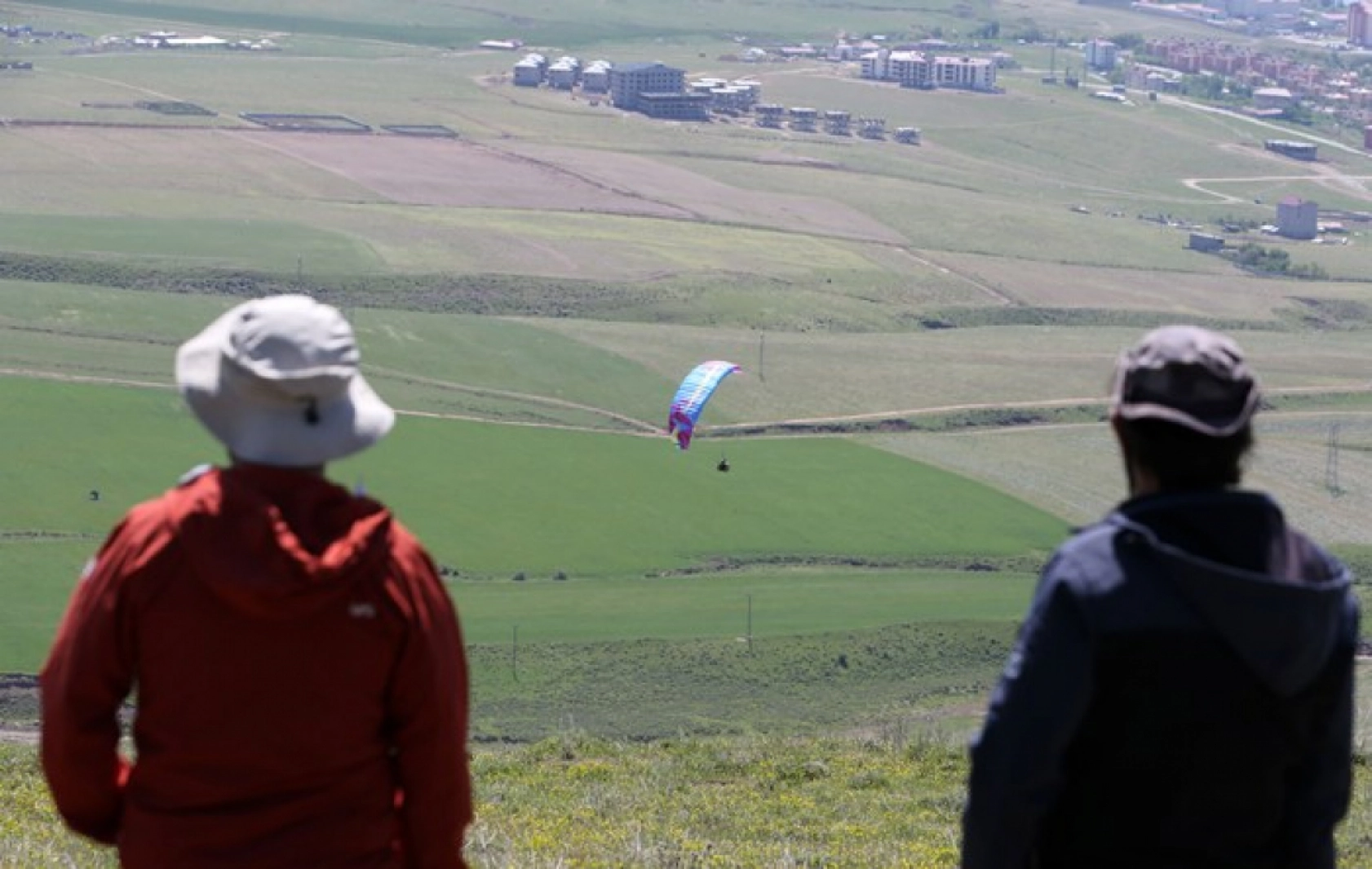 Bitlis'teki Nemrut Dağı, yamaç paraşütü tutkunlarının gözdesi oldu