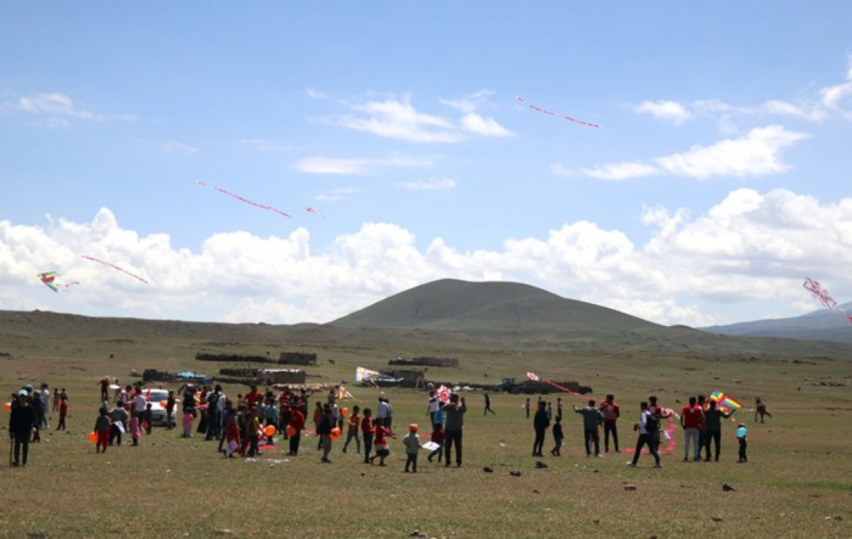 Türk Kızılay, bayram öncesi göçerlere yaylada şenlik düzenledi
