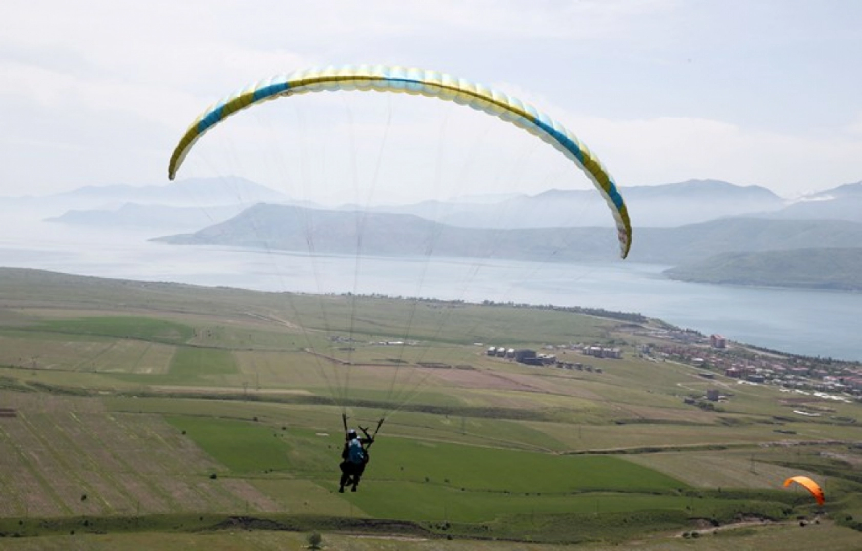 Bitlis'teki Nemrut Dağı, yamaç paraşütü tutkunlarının gözdesi oldu