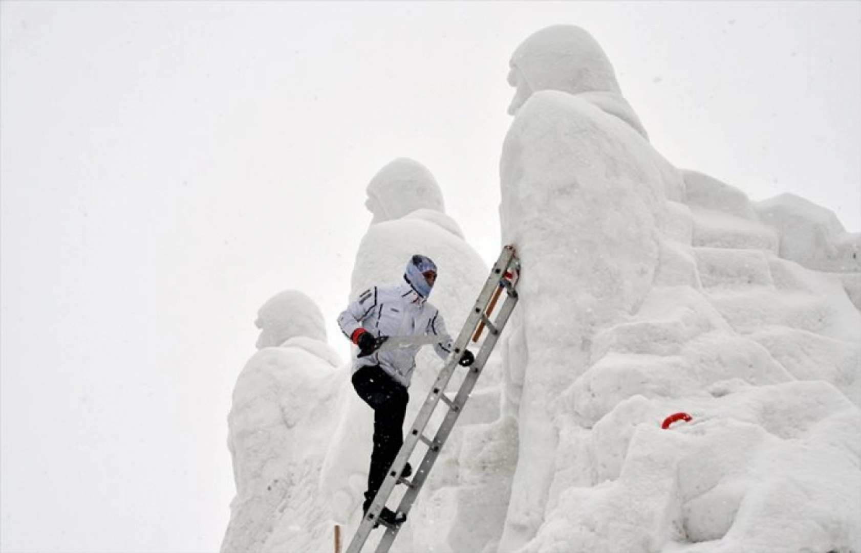 Sarıkamış şehitlerinin kardan heykelleri tamamlandı