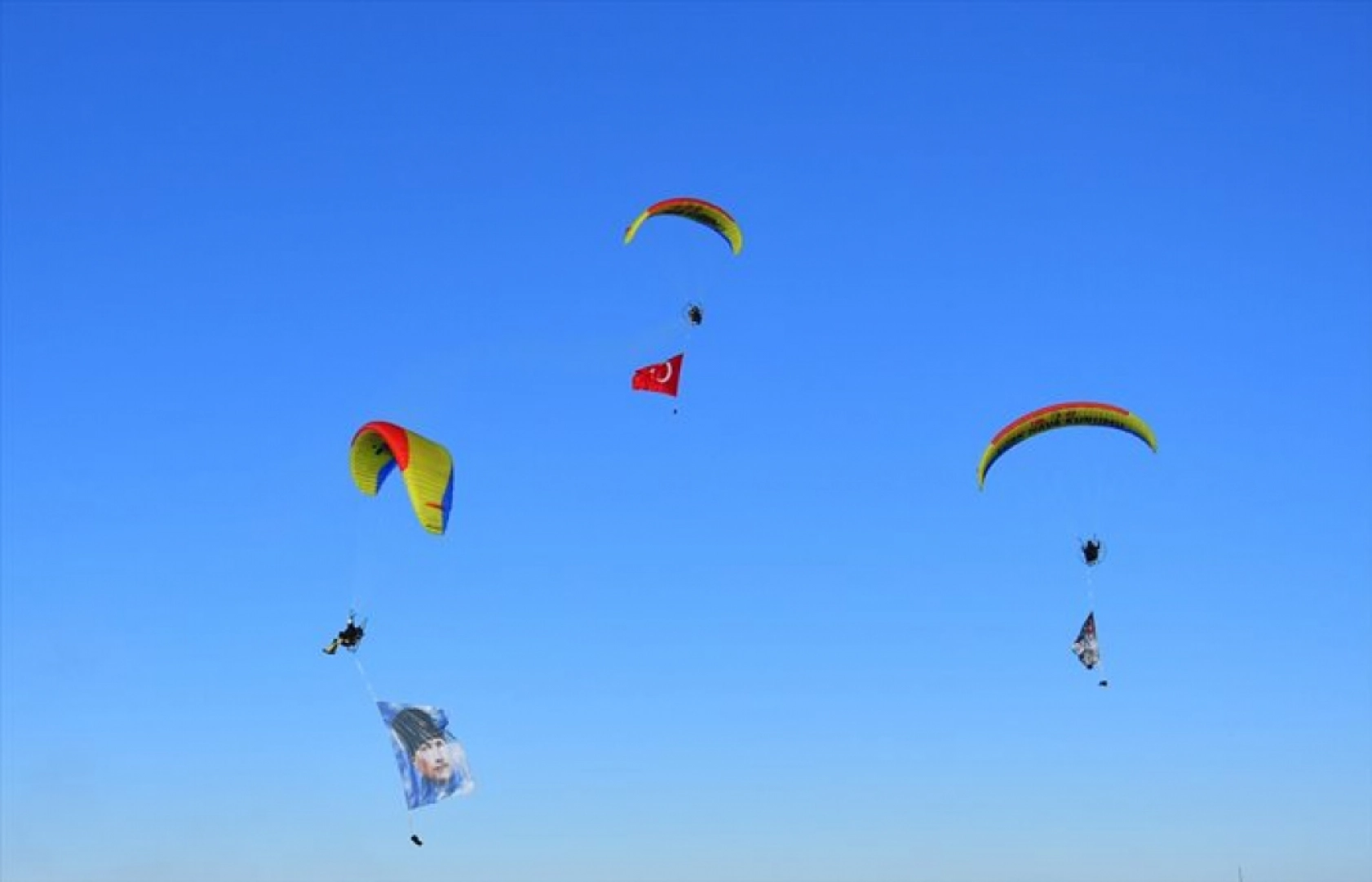 Kars'ta Sarıkamış şehitlerini temsilen yapılan kardan heykeller açıldı