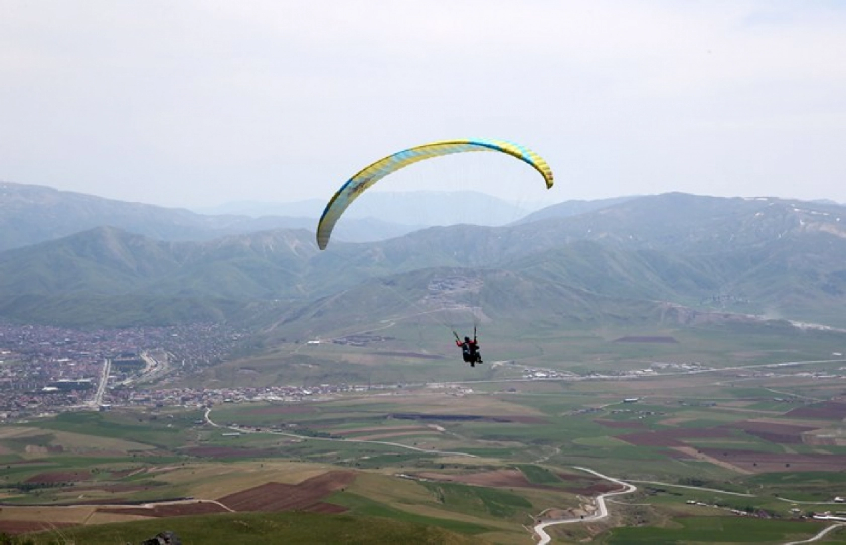 Bitlis'teki Nemrut Dağı, yamaç paraşütü tutkunlarının gözdesi oldu