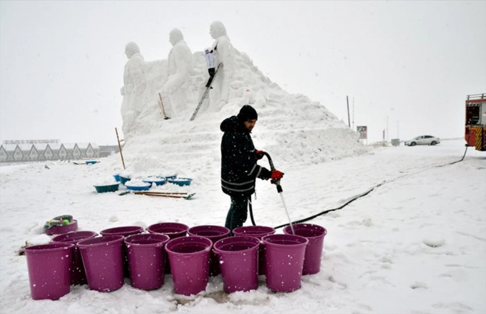 Sarıkamış şehitlerinin kardan heykelleri tamamlandı
