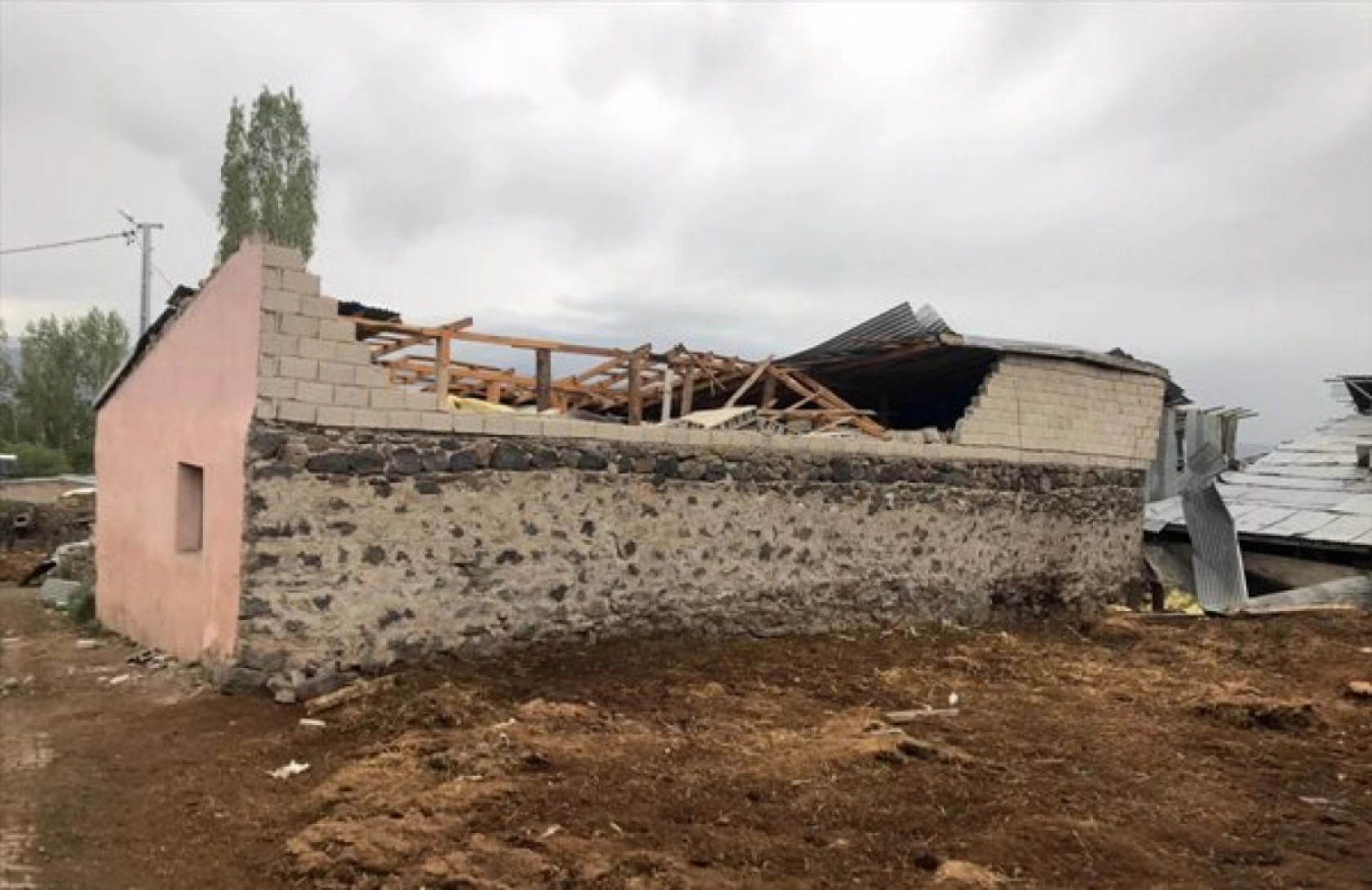 Erzurum'da hortum çatıları uçurdu