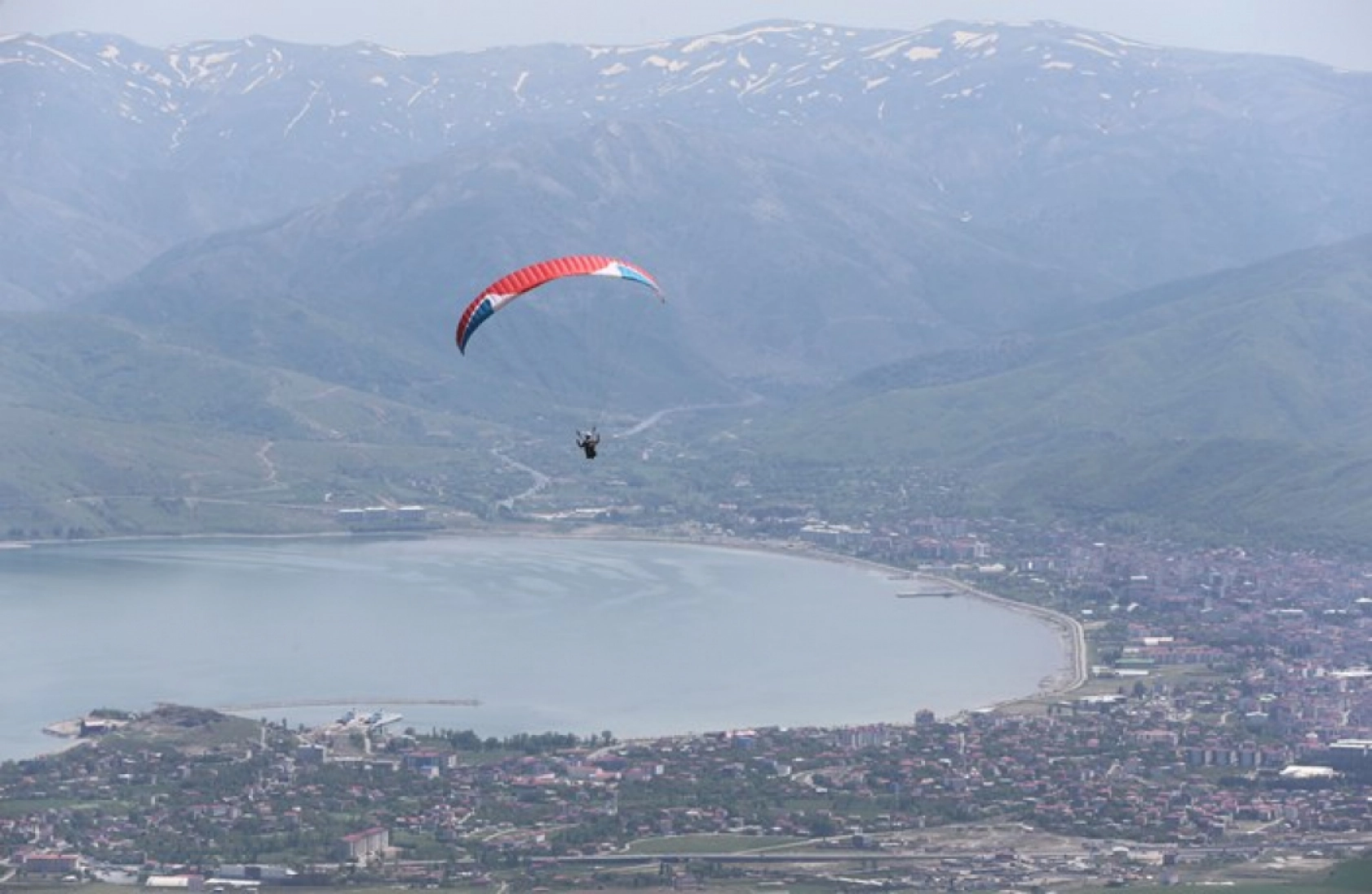 Bitlis'teki Nemrut Dağı, yamaç paraşütü tutkunlarının gözdesi oldu