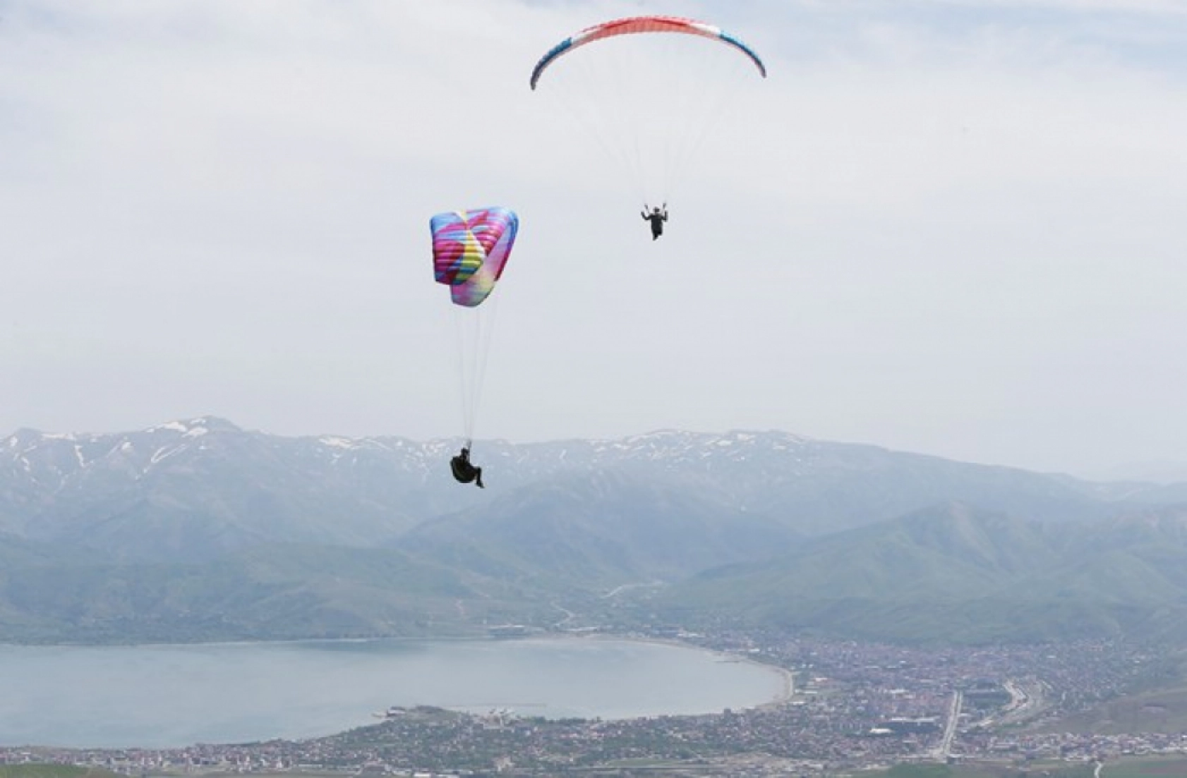 Bitlis'teki Nemrut Dağı, yamaç paraşütü tutkunlarının gözdesi oldu