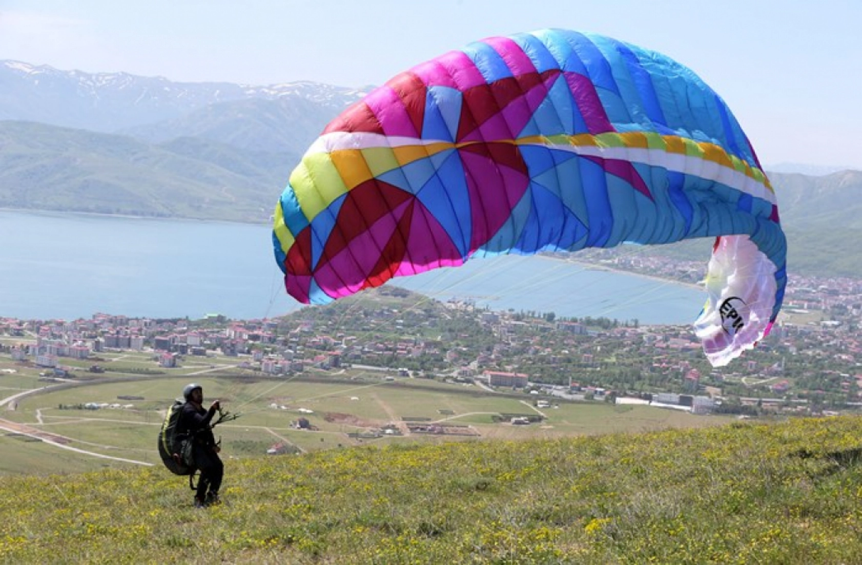 Bitlis'teki Nemrut Dağı, yamaç paraşütü tutkunlarının gözdesi oldu