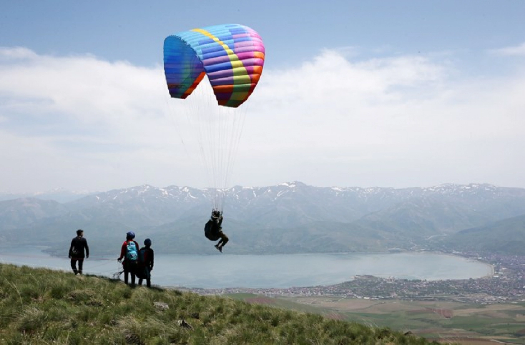 Bitlis'teki Nemrut Dağı, yamaç paraşütü tutkunlarının gözdesi oldu