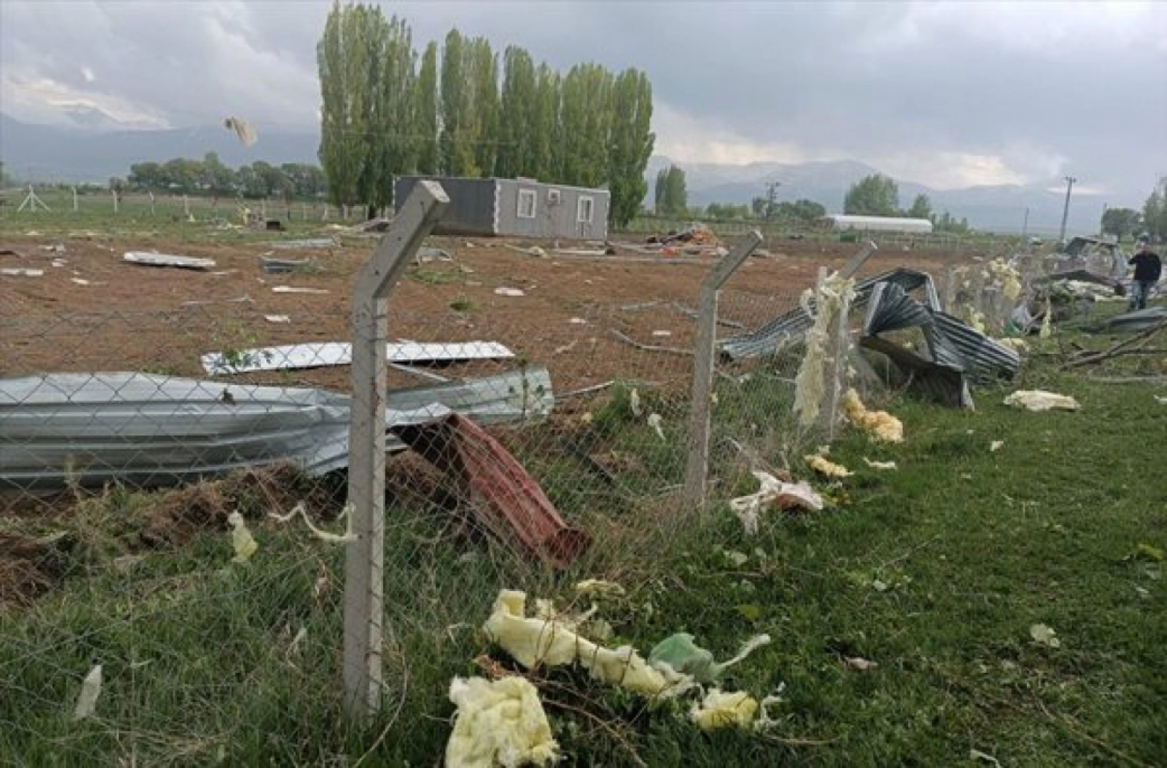 Erzurum'da hortum çatıları uçurdu