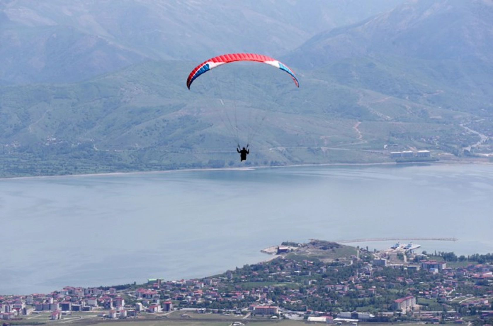Bitlis'teki Nemrut Dağı, yamaç paraşütü tutkunlarının gözdesi oldu