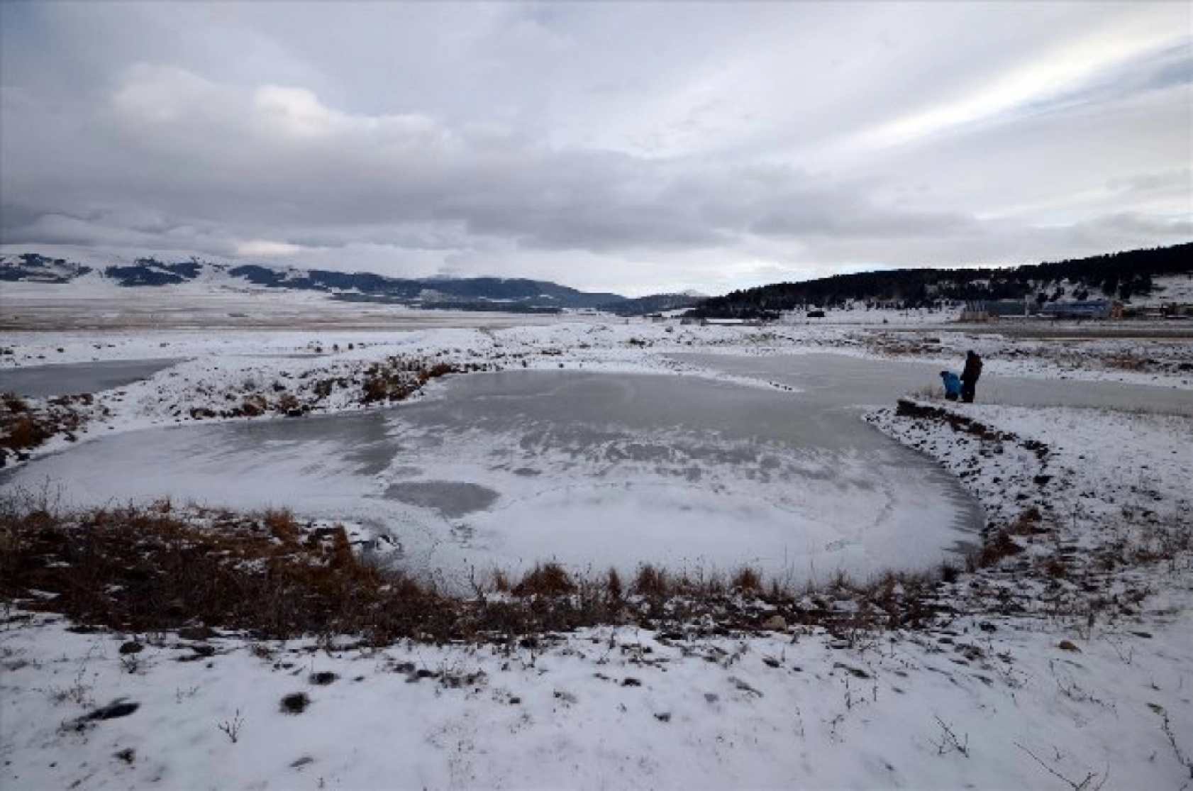 Doğu Anadolu'da göletler dondu, ev, iş yeri ve araçların camları buz tuttu
